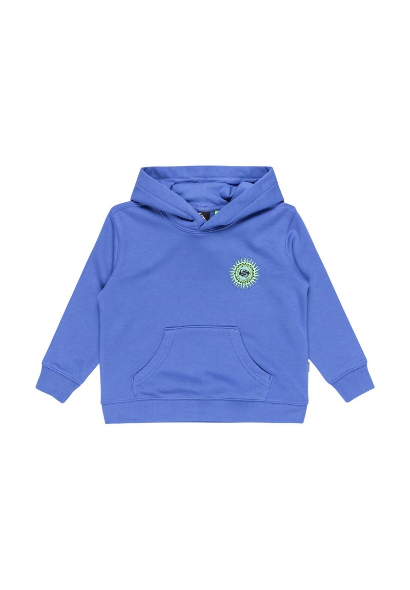 Sudadera azul hecha de tela suave, con un bolsillo frontal y un logo redondo verde con diseño de ráfagas de sol en el área del pecho izquierdo.