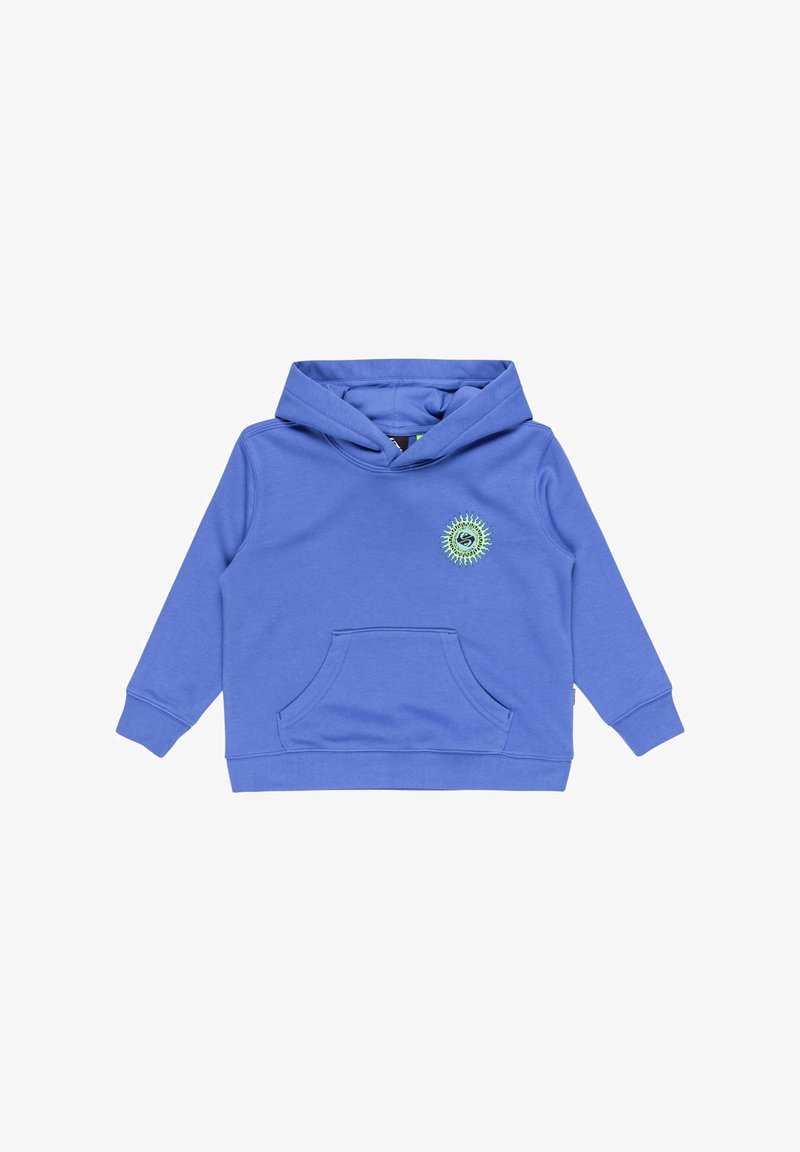 Blå hoodie i mjukt tyg, med en frontficka och en rund grön logotyp med solstråle-design på vänster bröstområde.