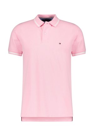 Polo de hombre de manga corta en color rosa claro con ribete blanco en el cuello y las mangas, tapeta de dos botones y pequeño logo en el pecho izquierdo.