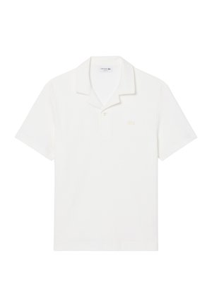 Wit poloshirt met korte mouwen, kraag, twee knoopjes aan de voorkant en een subtiel geborduurd logo op de linkerborst.