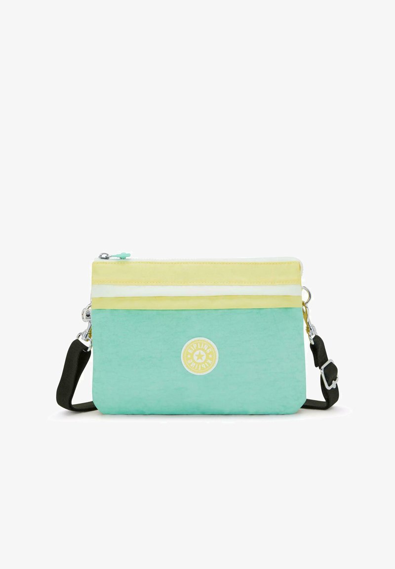 Una borsa a tracolla verde menta con strisce gialle e bianche, un logo circolare e una tracolla nera rimovibile. Realizzata in tessuto resistente.