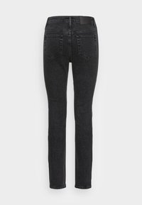 Μαύρα τζιν παντελόνια με ίσια εφαρμογή, πέντε τσέπες και κλασική μέση. Το ύφασμα έχει απαλό υφή και ελάχιστη φθορά.