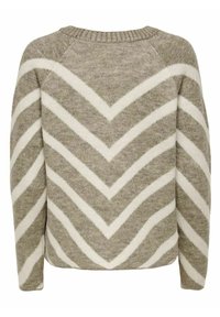 Pull en laine beige et blanc avec des rayures en chevrons dans le dos et des manches longues, avec un col rond.