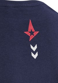 Dunkelblaues T-Shirt mit einem roten Sternlogo und einem weißen Chevron-Muster auf dem Rücken. Hergestellt aus weichem, strukturiertem Stoff.