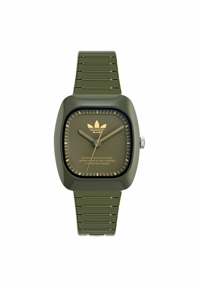 Montre carrée vert olive avec un bracelet texturé, comportant des accents dorés sur le cadran et un logo à trois bandes. Design épuré et moderne.