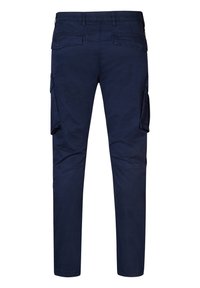 Marineblauwe cargobroek met een slim fit, voorzien van meerdere zijzakken en een soepele textuur. Versterkte knieën voor extra duurzaamheid.