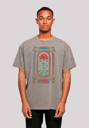 STRANGER THINGS WINDOW NETFLIX TV SERIES - Print T-shirt - asphalt