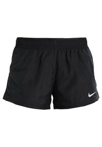 Mustat urheilushortsit, jotka on valmistettu kevyestä kankaasta. Shortsien vyötäröllä on joustava nauha ja alaosassa pieni valkoinen Nike-logo.