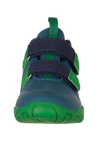 Blaue und grüne Kinderschuhe mit einer Gummisohle, zwei Klettverschlüssen, einer abgerundeten Spitze und glatter Oberfläche, geeignet für aktives Tragen.