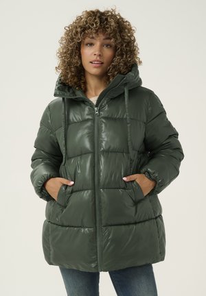 Veste à capuche en duvet de couleur vert foncé, fabriquée en matériau brillant. Dispose d'une fermeture éclair et de poches latérales avec un effet matelassé.