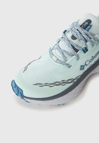Scarpa da corsa azzurra con tomaia in rete, design texturizzato, punta rinforzata e lacci decorati. Presenta una suola imbottita con battistrada.
