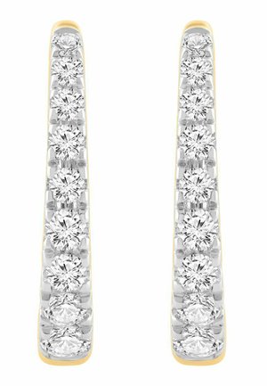 Par de pendientes en barra de oro, cada uno con una fila vertical de siete diamantes redondos y brillantes.