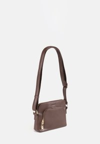 Borsa a tracolla in pelle marrone con una tasca con zip, tracolla regolabile e dettagli in metallo dorato. Forma rettangolare compatta.