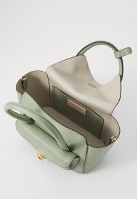 Sac à main en cuir vert avec une forme structurée, texture lisse, doublure intérieure beige et quincaillerie dorée. Comprend une étiquette à l'intérieur.