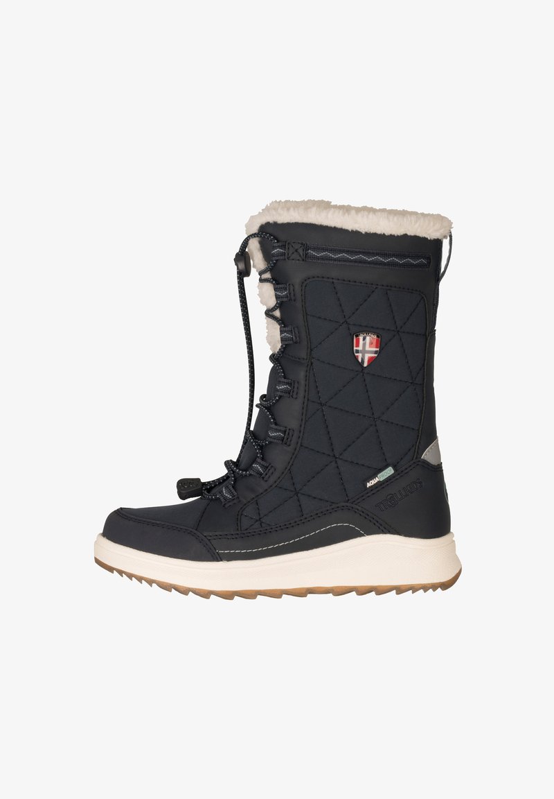 Bota de inverno impermeável preta com parte superior acolchoada, colarinho de pele sintética e sola de borracha. Apresenta cordões ajustáveis e biqueira reforçada.