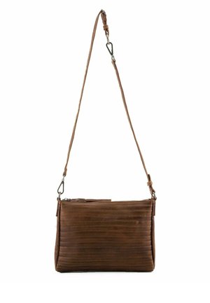 Braune Leder-Crossbody-Tasche mit horizontaler Naht, rechteckiger Form und verstellbarem Tragegurt. Verfügt über einen Reißverschluss und Metallbeschläge.