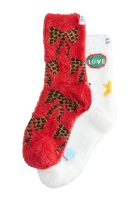 Et par sokker: en rød, fuzzy med leopardprint sløjfer, og en hvid med multicolor "love" tekst og stjernedetaljer. Begge har en blød tekstur.