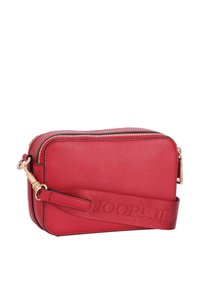 Borsa a tracolla in ecopelle rossa con chiusura a zip, superficie texturizzata, hardware in tonalità oro e una larga tracolla con marchio.