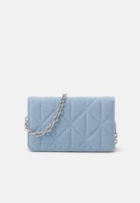 Borsa in tessuto azzurro chiaro trapuntato con tracolla in catena argentata. Presenta una forma rettangolare e una texture a motivo diamante all'esterno.