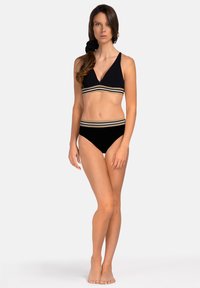 Czarny zestaw bikini z braletką w dekolcie w kształcie litery V i paskiem w paski oraz wysokim stanem, wykonany z gładkiego materiału.