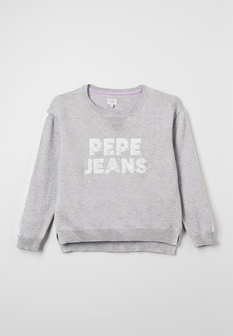Sweat-shirt gris clair à manches longues et col rond avec texte blanc "PEPE JEANS" à l'avant et bandes blanches courant le long de chaque manche.