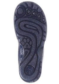 Semelle d'une chaussure, en caoutchouc bleu foncé avec des motifs de grip texturés, comprenant des designs circulaires et ondulés, ainsi qu'un détail en forme d'empreinte de patte. Taille indiquée comme 28.