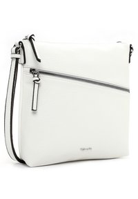 Valge ristkülikukujuline ristiisikkott nurga all esiluku tasku, hõbedaste detailide ja mustade äärtega reguleeritava rihmaga.