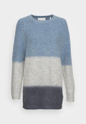 Pull doux en maille avec manches longues, col rond, et trois blocs de couleur horizontaux : bleu clair, gris clair et gris foncé à l'ourlet.