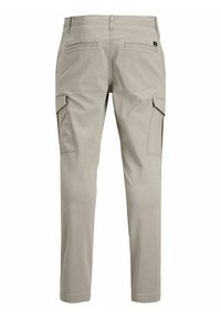 Beige cargo kalhoty se slim fit střihem, obsahující dvě boční cargo kapsy, dvě zadní kapsy a hladkou texturu látky.