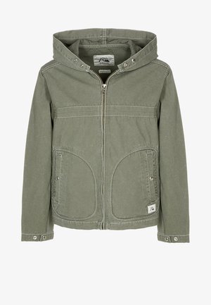 Zielono-khaki kurtka z kapturem wykonana z miękkiego materiału, z zamkiem błyskawicznym z przodu, dwoma dużymi kieszeniami naszytymi oraz mankietami na zatrzask.