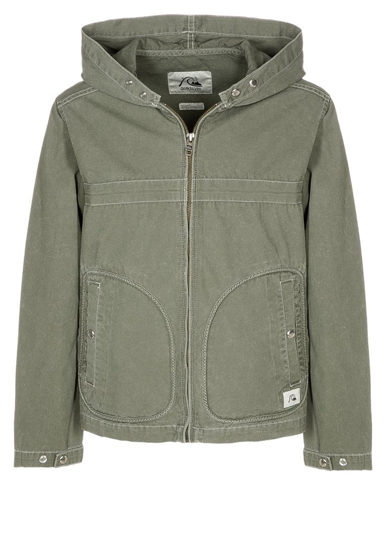 Veste à capuche vert khaki en tissu doux, dotée d'une fermeture éclair à l'avant, de deux grandes poches à rabat et de poignets à pression.