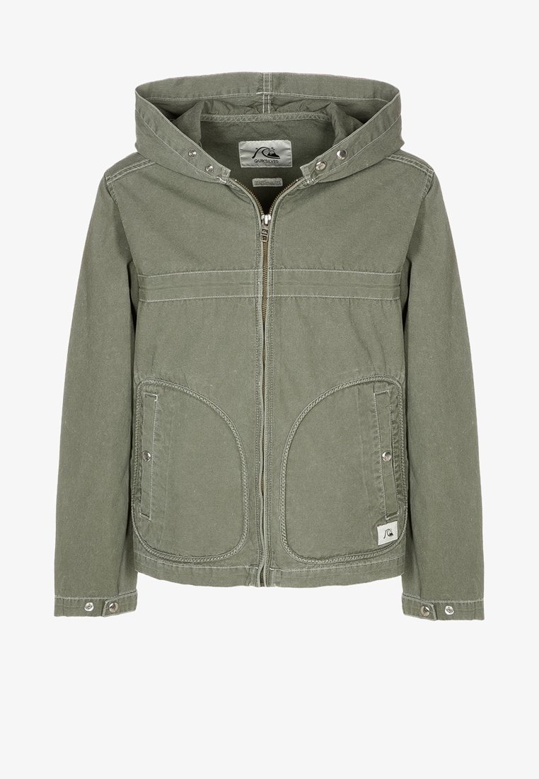 Veste à capuche vert khaki en tissu doux, dotée d'une fermeture éclair à l'avant, de deux grandes poches à rabat et de poignets à pression.