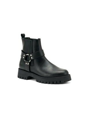 Stivale ankle in pelle nera con design a coste, una cinghia larga con fibbia argentata e suola chunky con tasselli per la trazione.