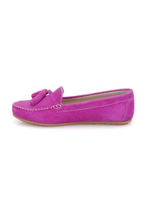 Helle pinke Wildleder-Mokassin mit einer Schleifendetail, versehen mit handgenähten Akzenten und einer flachen Gummisohle. Glatte Textur im gesamten Schuh.