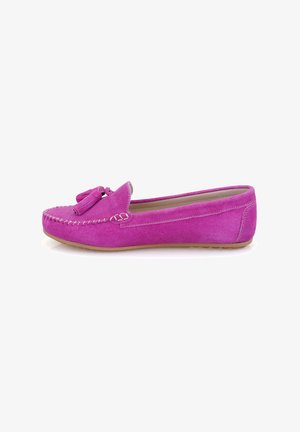 Helle pinke Wildleder-Mokassin mit einer Schleifendetail, versehen mit handgenähten Akzenten und einer flachen Gummisohle. Glatte Textur im gesamten Schuh.