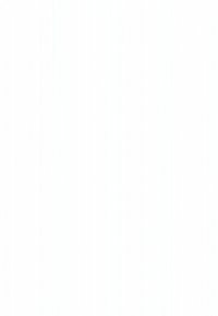 Två vuxna vandrar på en snötäckt bergsstig under blå himmel, med snötäckta toppar och skogsklädda kullar i bakgrunden.