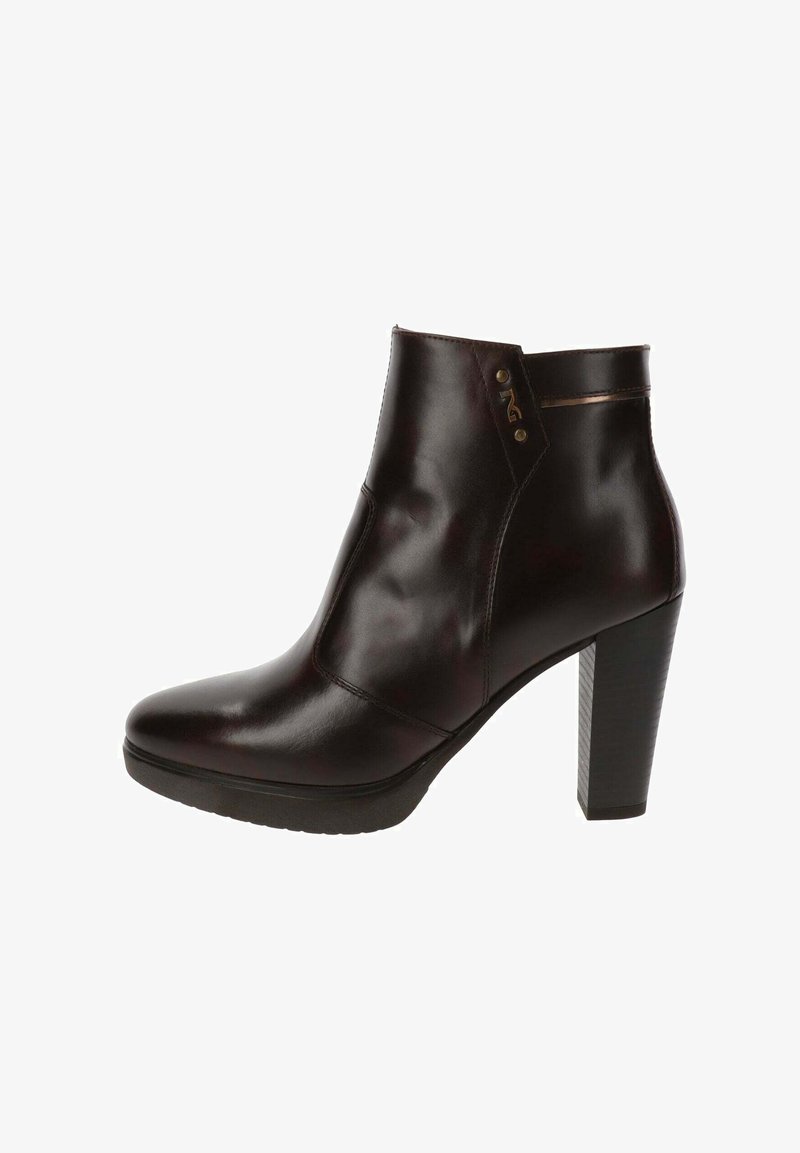Dunkelbrauner Leder-Stiefel bis zum Knöchel mit spitzem Zehenbereich, Blockabsatz und kleinem dekorativen Metalldetail nahe dem oberen Rand.
