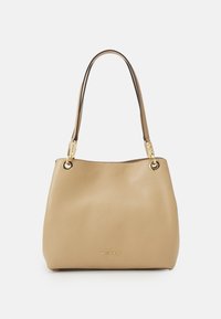 Sac seau beige en cuir texturé, deux anses, des accessoires en métal doré et une impression de logo discrète à l'avant.