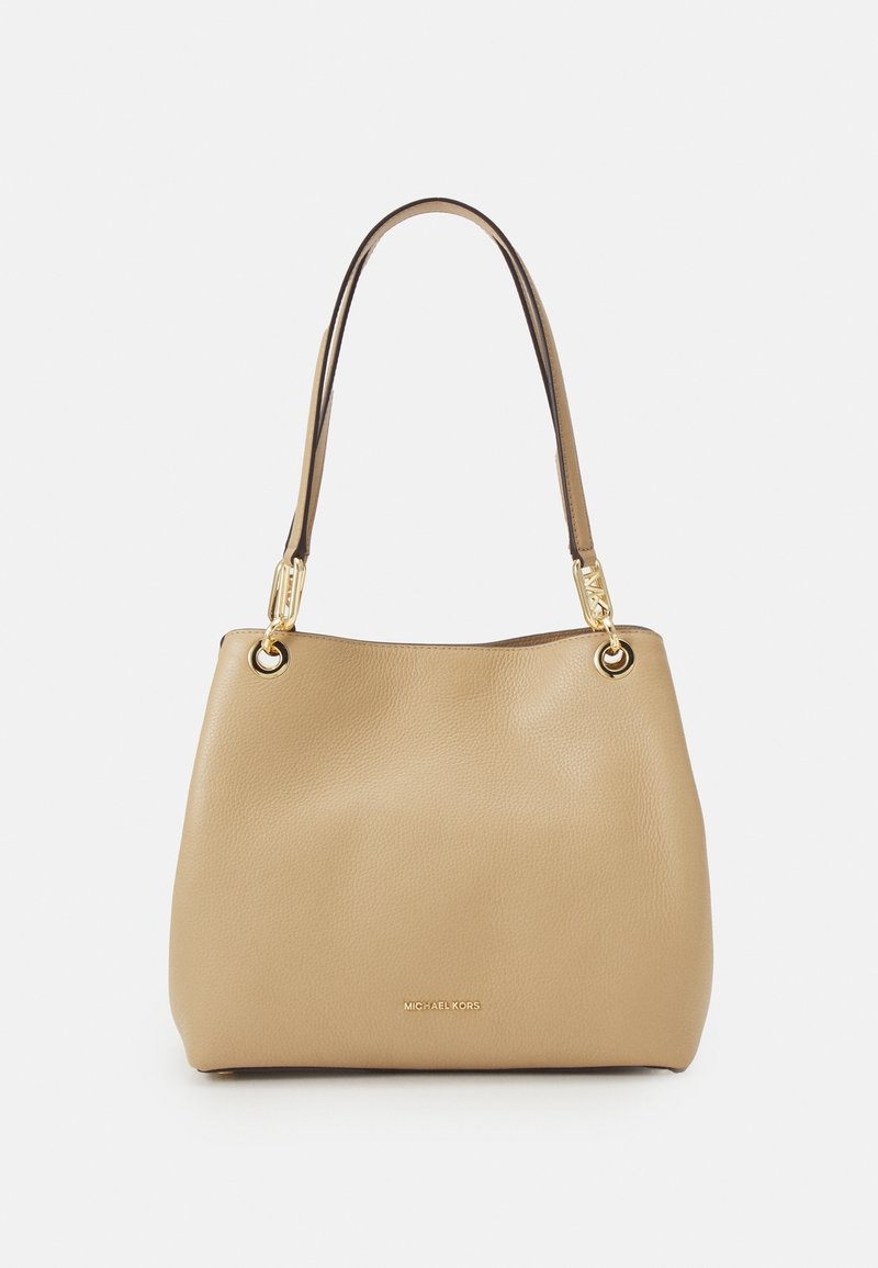 Sac seau beige en cuir texturé, deux anses, des accessoires en métal doré et une impression de logo discrète à l'avant.