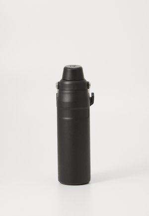 Zwarte geïsoleerde vacuümfles met draaidop en metalen zijclips, rechtopstaand op een witte ondergrond.