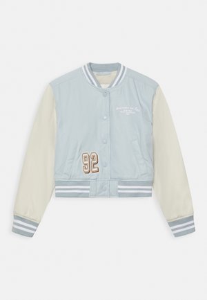 Blouson bombers bleu clair avec manches crème, col et poignets côtelés, texte brodé et numéro "92" cousu à l'avant.