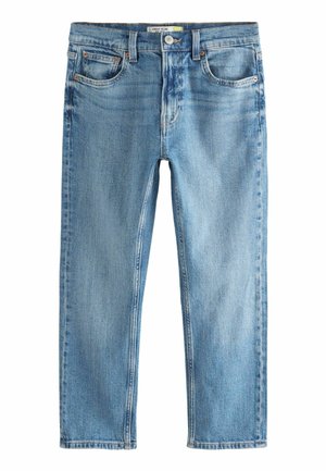 Jeans de mezclilla cortos y ajustados en azul claro que cuentan con un diseño de cinco bolsillos, cierre de botón, costuras visibles y ligeros detalles de desvanecimiento.