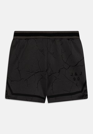 Zwarte atletiekshorts met een gebarsten patroon, elastische tailleband met een zwarte en grijze streep, en "J & J 90" gedrukt aan de zijkant.