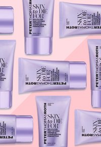Il packaging viola di diverse dimensioni etichettato "SKIN to DIE FOR" presenta un testo nero, disposto su uno sfondo rosa.