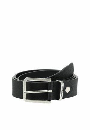 Cinturón negro de cuero enrollado con hebilla rectangular plateada y anilla metálica grabada con el nombre de la marca "Blauer."