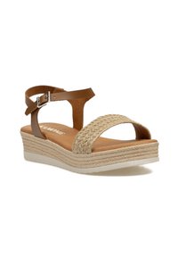 Sandalias de tira de cuero marrón con parte superior de yute trenzado, plantilla texturizada ligera y suela tipo cuña. Cierre ajustable con hebilla en la tira del tobillo.