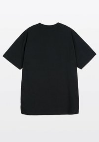 Czarna bawełniana koszulka, oversize, z okrągłym dekoltem, krótkimi rękawami, gładka w dotyku, bez wzorów, jednolity design z prostym dołem.