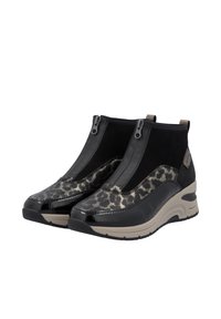 Bottines noires et imprimé léopard avec une finition brillante, fermetures éclair et une semelle en béige. Des panneaux texturés enrichissent le design.