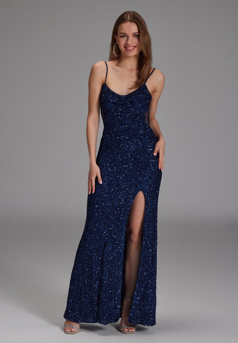 Navyblaue Pailletten-Abendkleid mit Cowl-Ausschnitt, dünnen Trägern, seitlichem Schlitz und figurbetontem Design, das durchsichtige seitliche Einsätze aufweist.