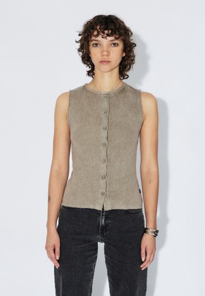 Taupe ribbet, ærmeløs top med rund halsudskæring, knaplukning foran og en buet kant nederst. Stoffet har en blød tekstur med let stræk.